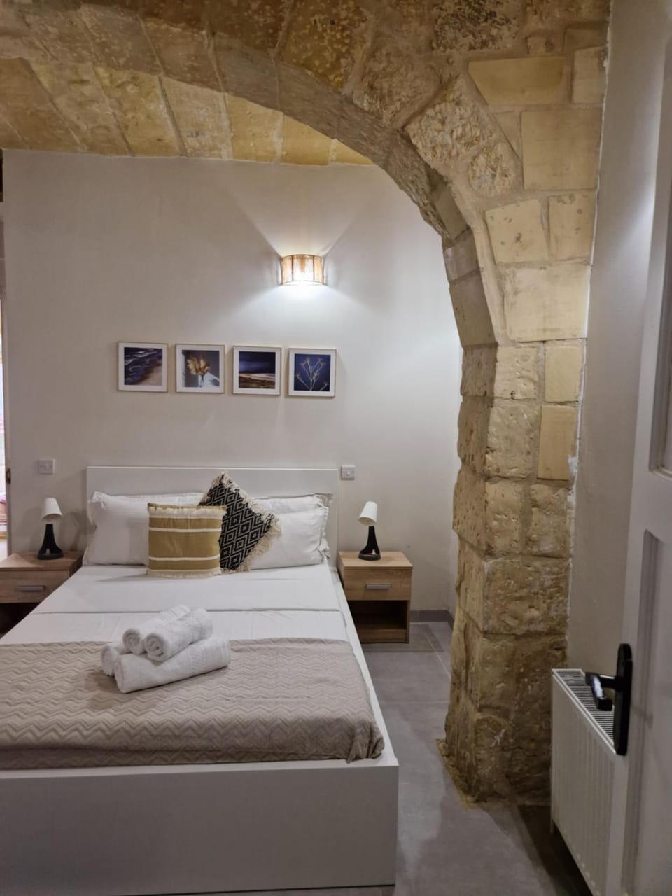 Bed, Photo of the whole room, Bedroom, towels