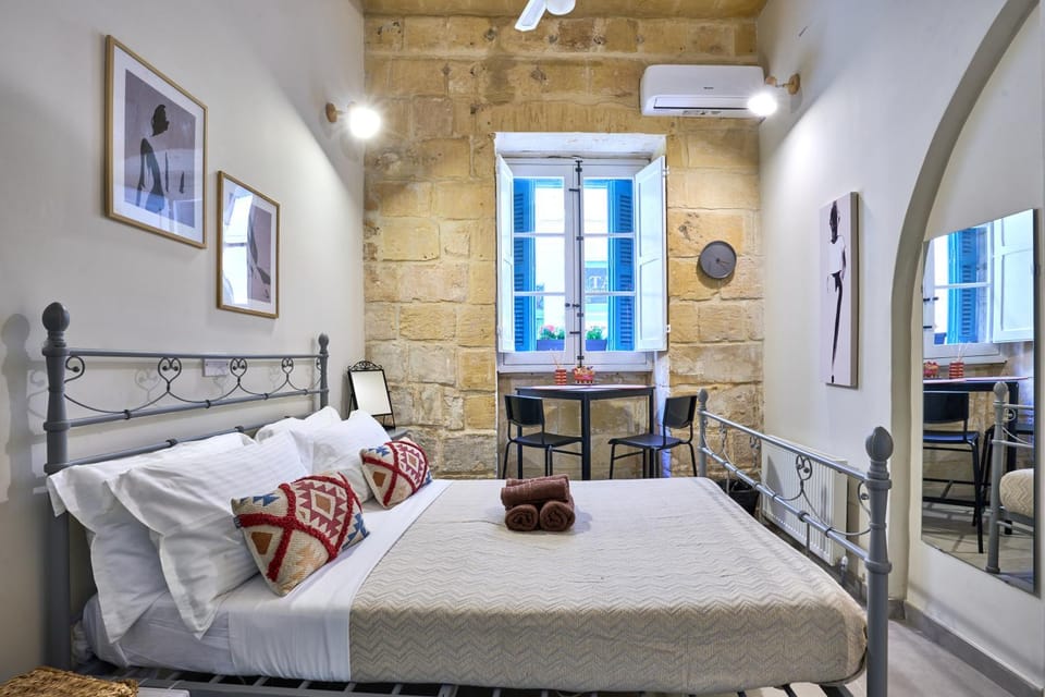 Bed, Photo of the whole room, Seating area, Dining area, Bedroom, towels
