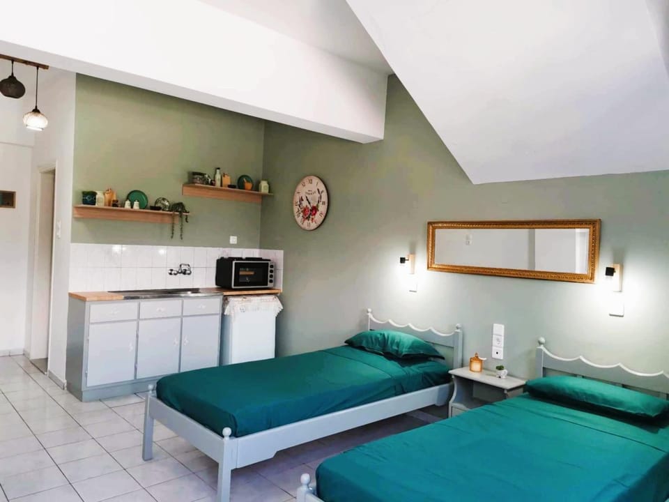 Bed, Kitchen or kitchenette, oven