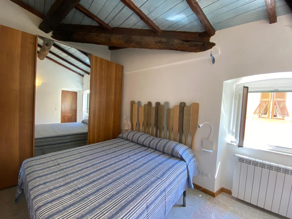 Photo of the whole room, Bedroom, wardrobe