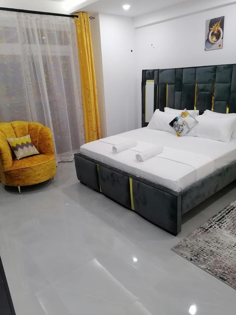 Bed, Living room, Photo of the whole room, Seating area, Bedroom, towels