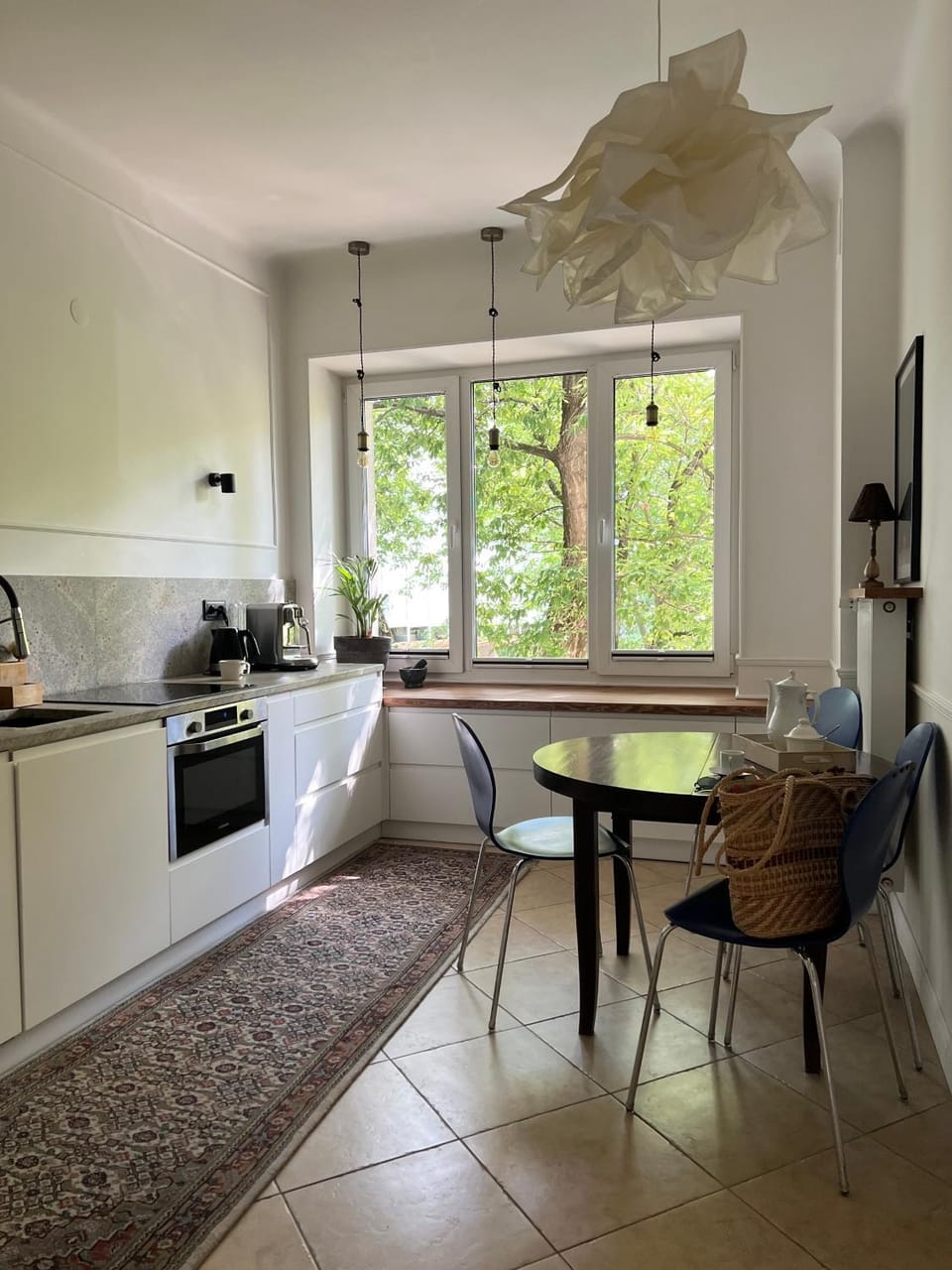 Coffee/tea facilities, Kitchen or kitchenette, Dining area, stove