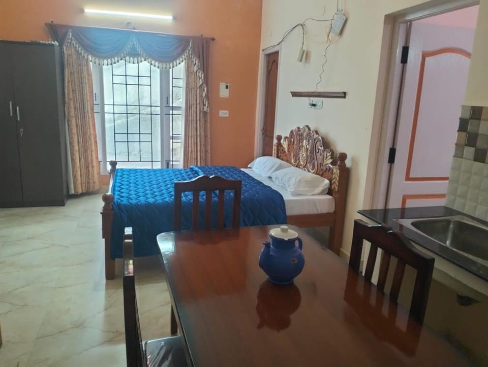 Bed, Dining area, Dinner