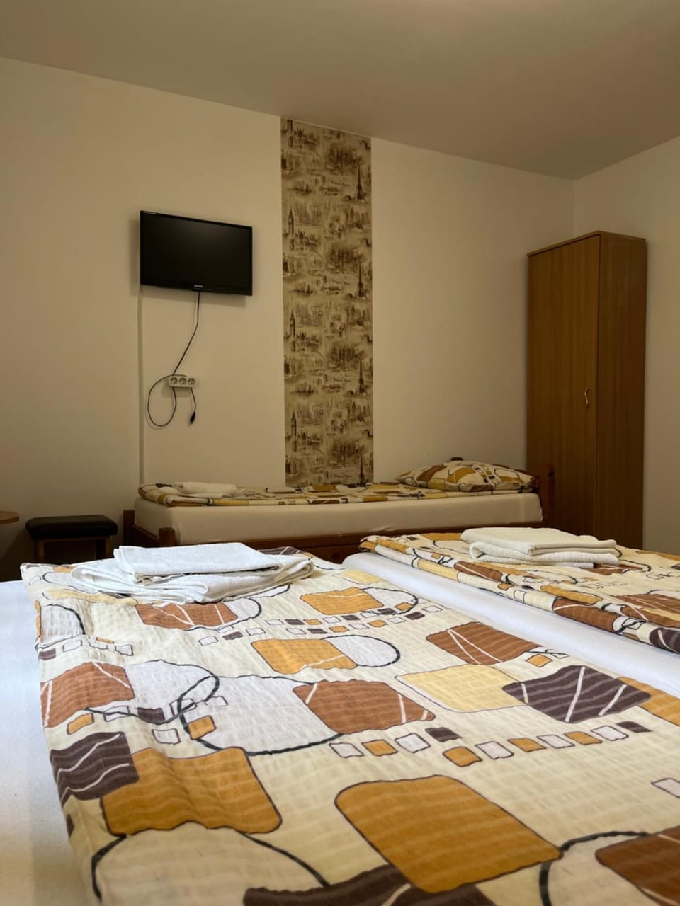 Bed, TV and multimedia, Bedroom, wardrobe