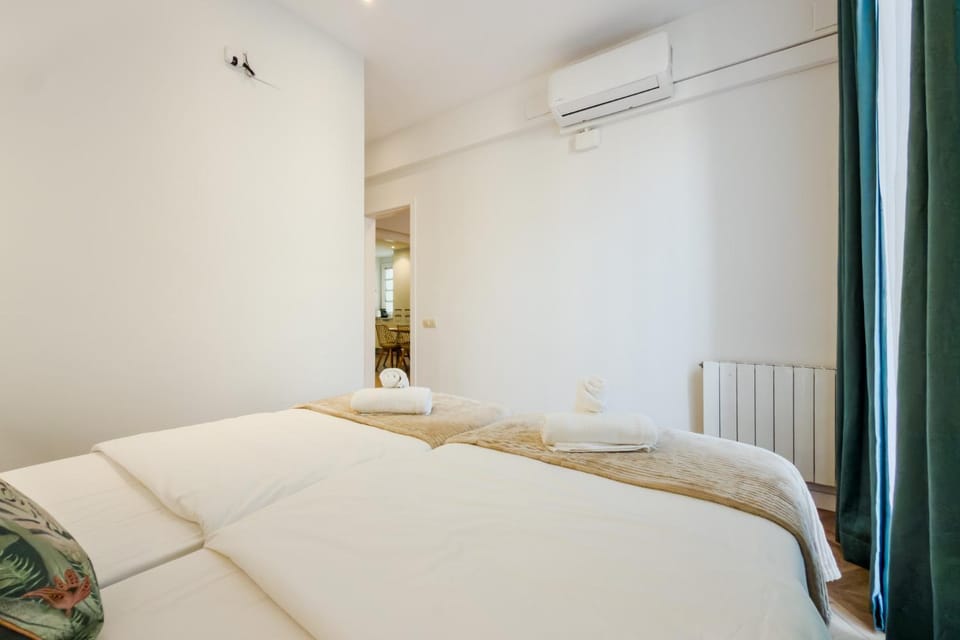 Bed, Photo of the whole room, Bedroom, air conditioner