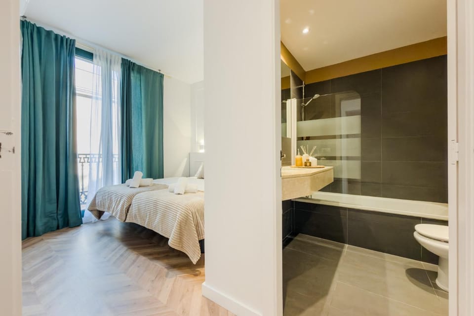 Bed, Bathroom, Photo of the whole room, Bedroom, Bath, towels