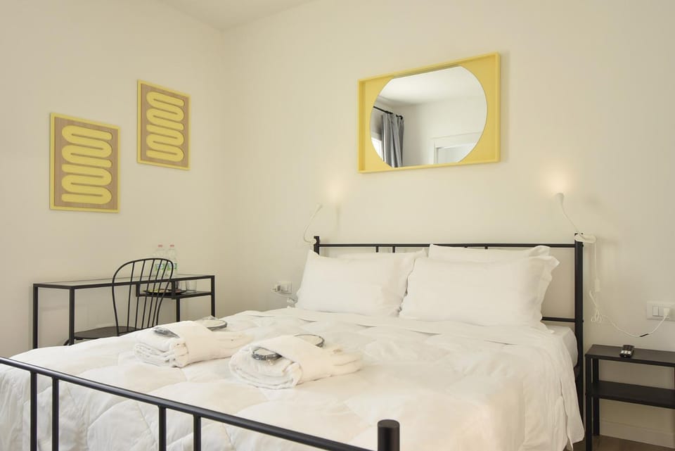 Bed, Bedroom, towels