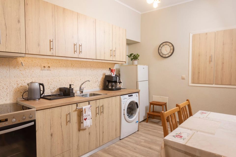 Coffee/tea facilities, Kitchen or kitchenette, Dining area, washing machine
