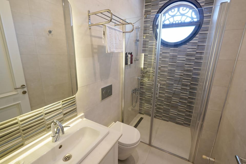 Shower, Toilet, Bathroom, towels