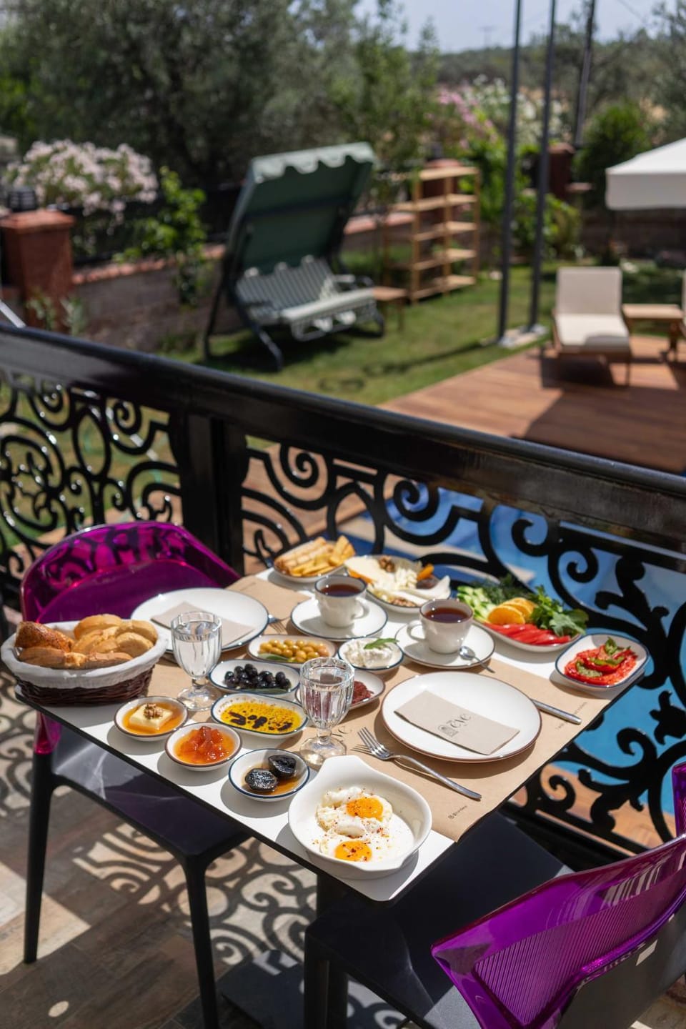 Property building, Restaurant/places to eat, Balcony/Terrace, Breakfast