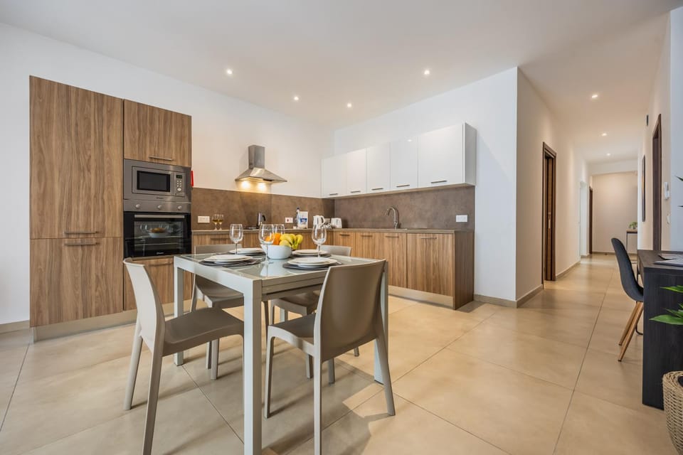 FL 2 TheLODGE-Charming City Retreat by Homely Apartment in Malta