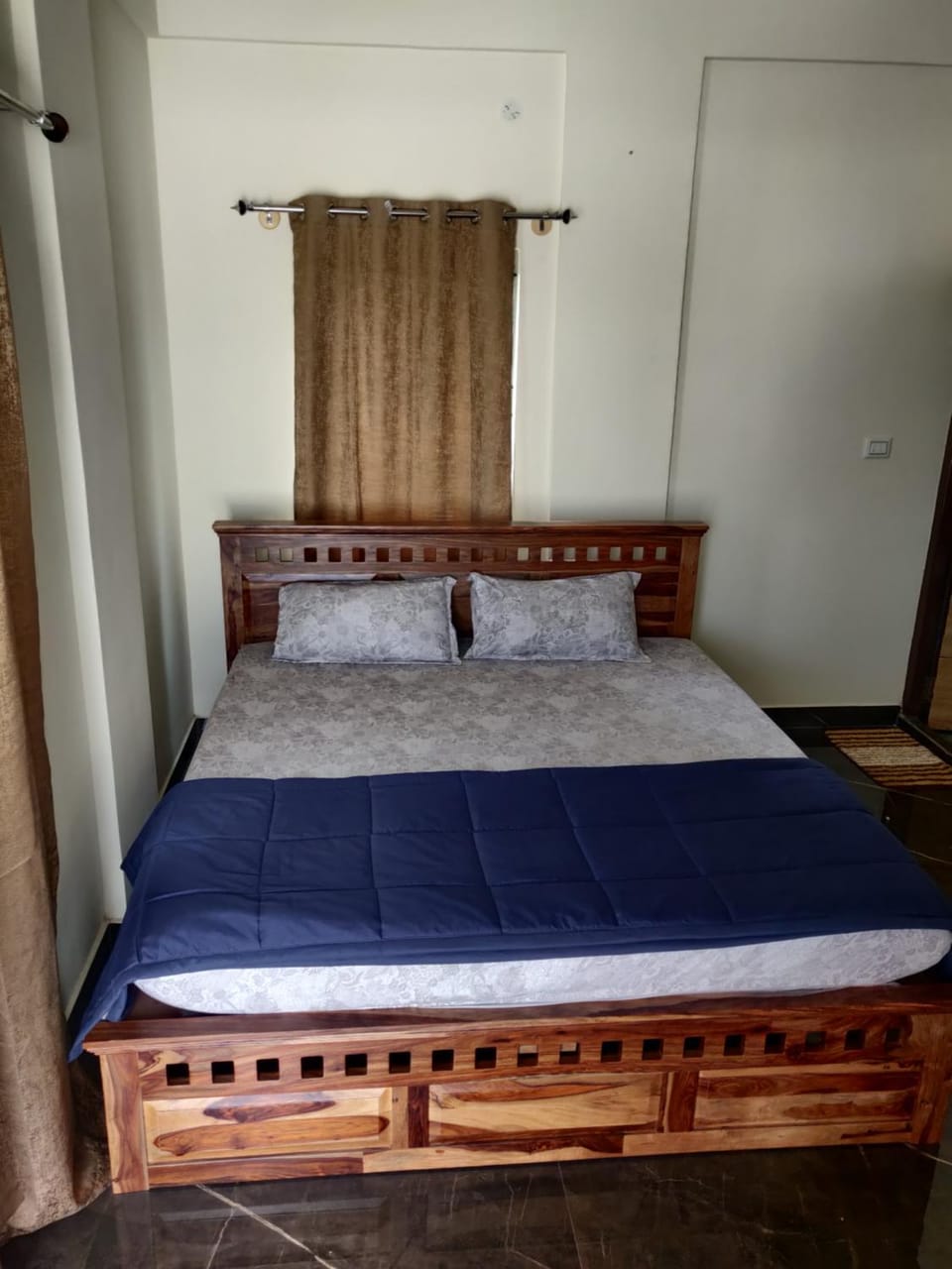 Castle Hebbal Room with Kitchen Apartment in Bengaluru