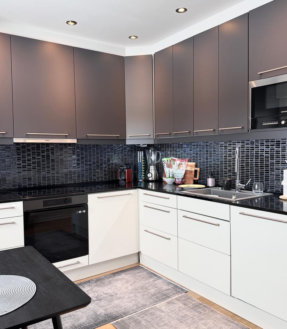 Coffee/tea facilities, Kitchen or kitchenette, dishwasher, oven, stove