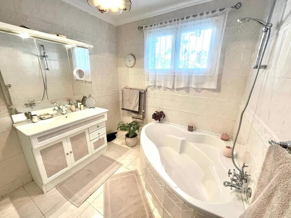 Chambre dans villa avec SDB WC et piscine privée Vacation rental in Lyon