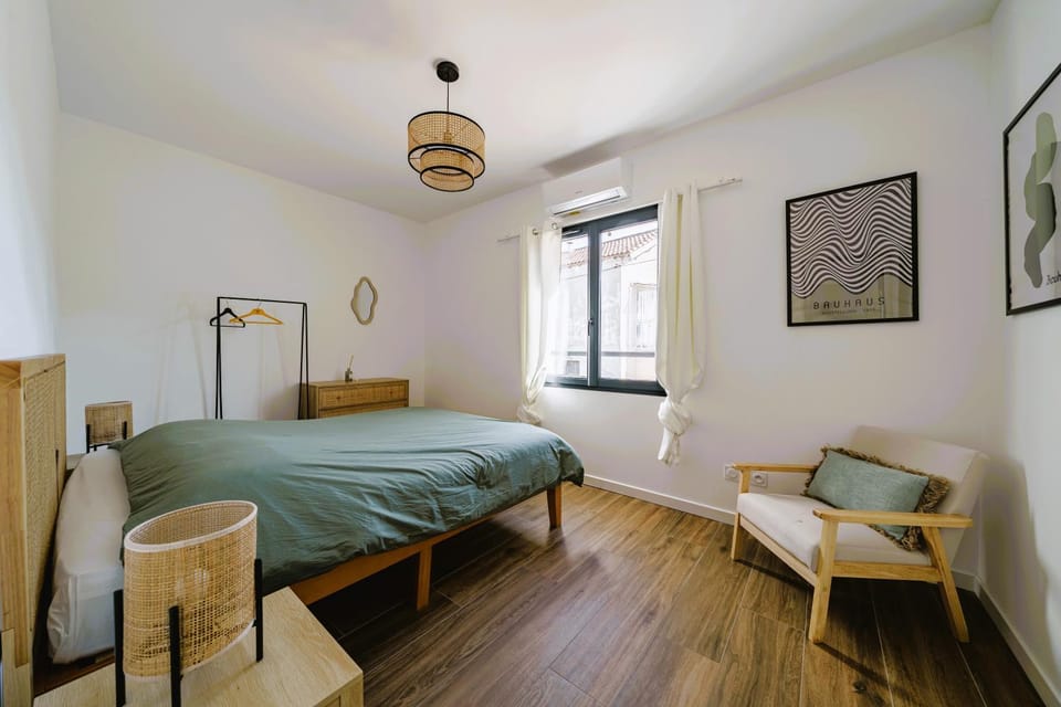 Bed, Photo of the whole room, Bedroom, air conditioner