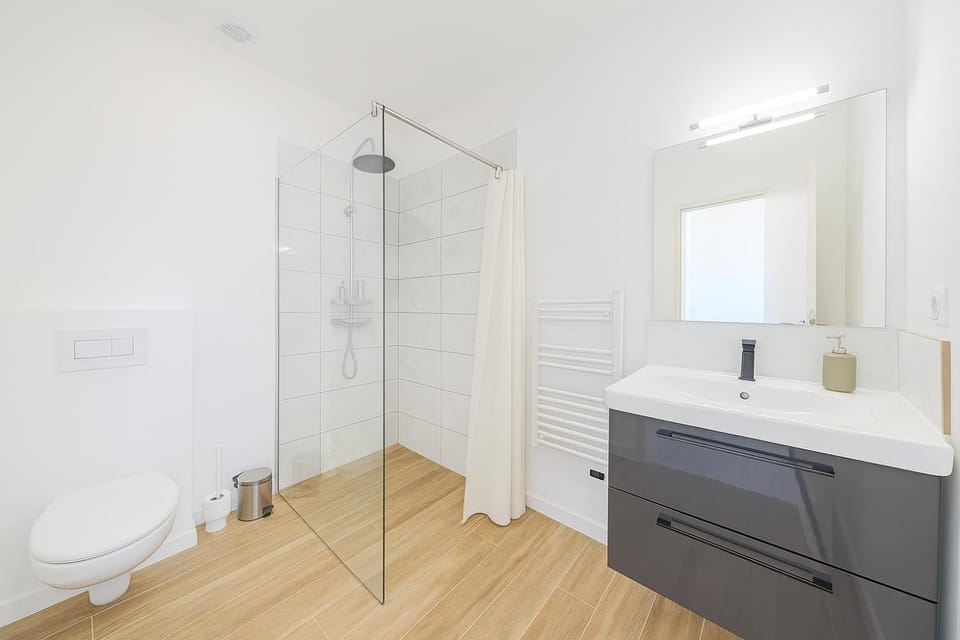 Shower, Toilet, Bathroom, towels