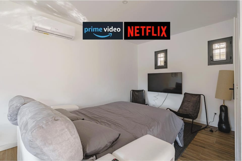 Communal lounge/ TV room, Bed, TV and multimedia, Living room, Seating area, air conditioner