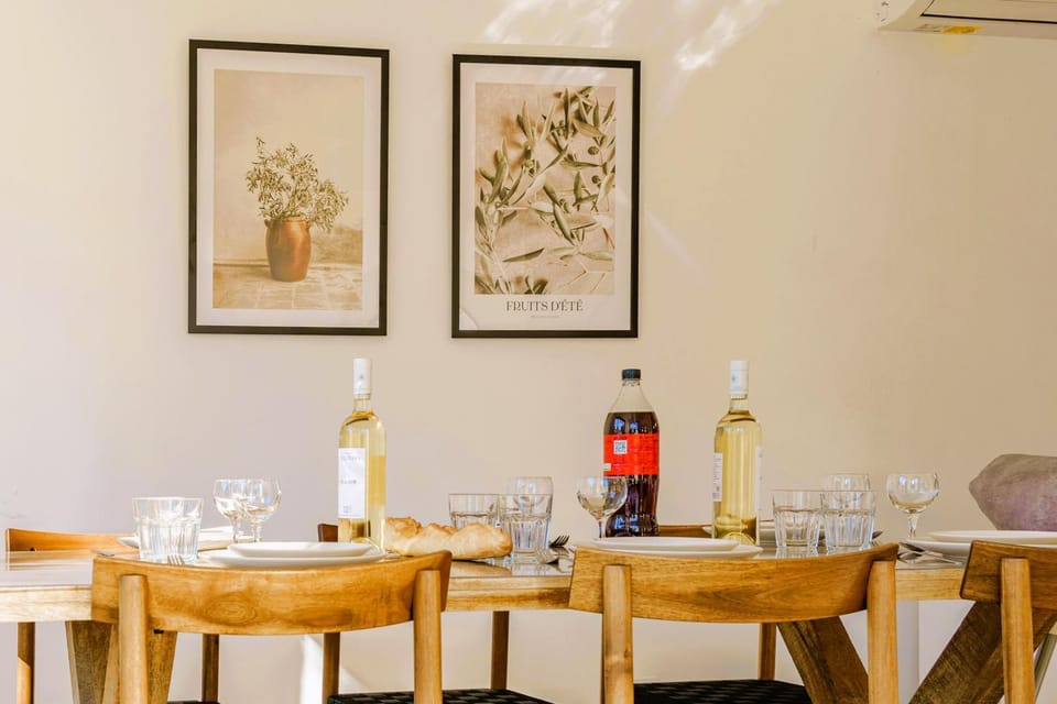 Living room, Seating area, Dining area, air conditioner