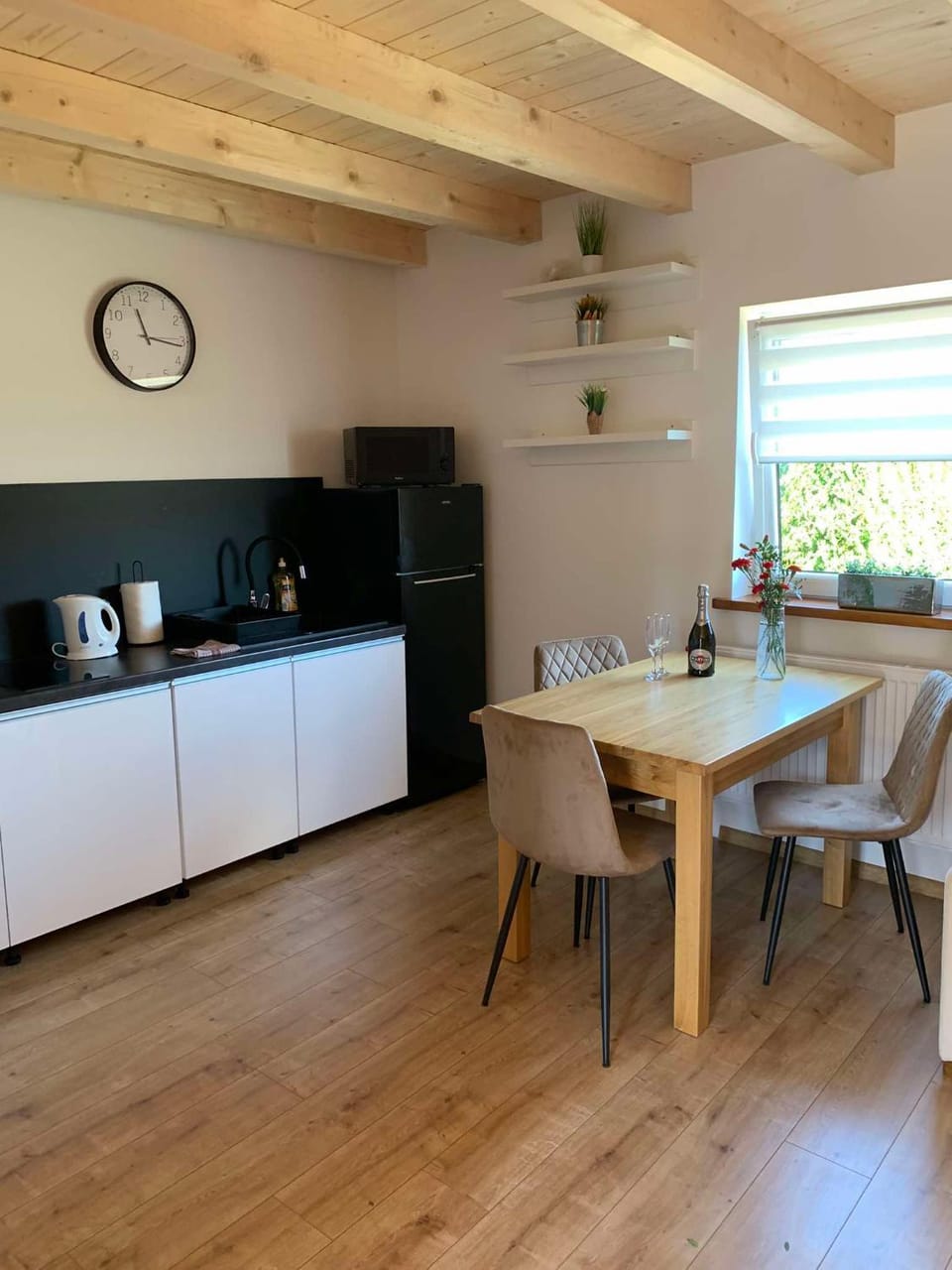 Coffee/tea facilities, Kitchen or kitchenette, Breakfast, microwave, oven, stove, toaster, kitchen