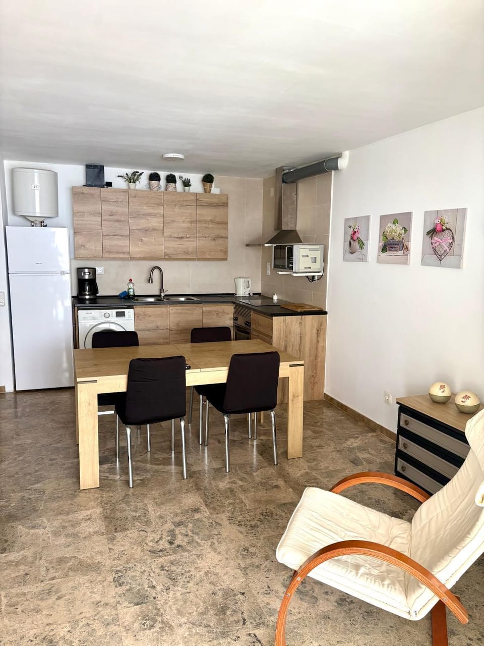 Kitchen or kitchenette, Dining area