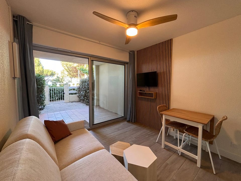 TV and multimedia, Photo of the whole room, Bedroom