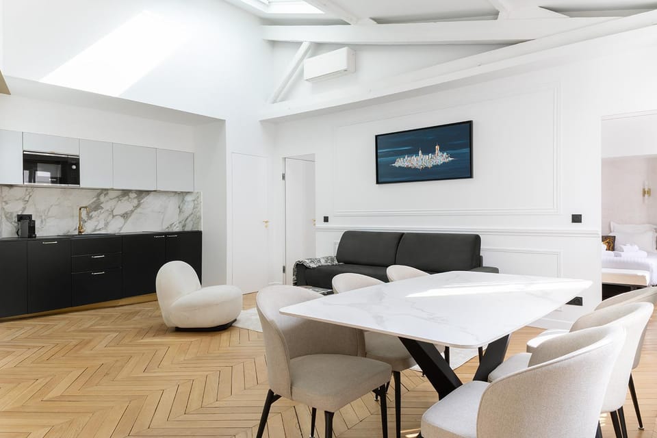 TV and multimedia, Kitchen or kitchenette, Living room, Seating area, Dining area