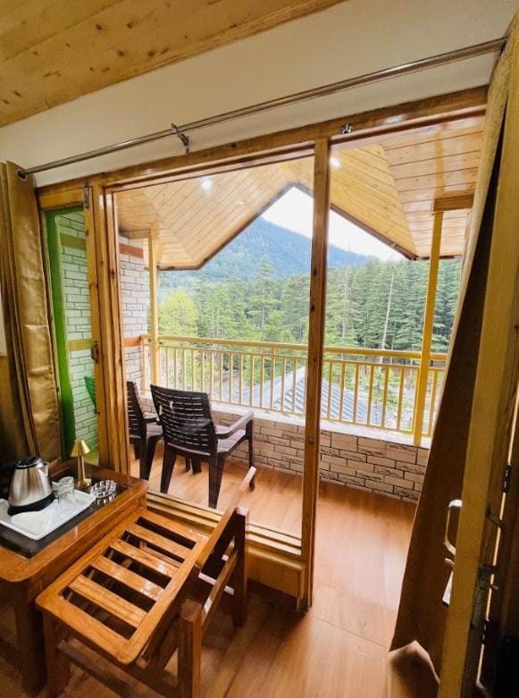 View (from property/room), Balcony/Terrace, Dining area, Mountain view