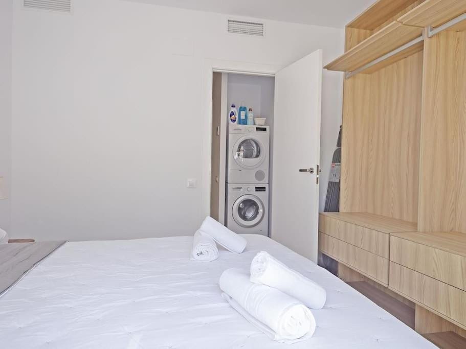 Bed, Photo of the whole room, Bedroom, towels, wardrobe, washing machine, dryer, air conditioner