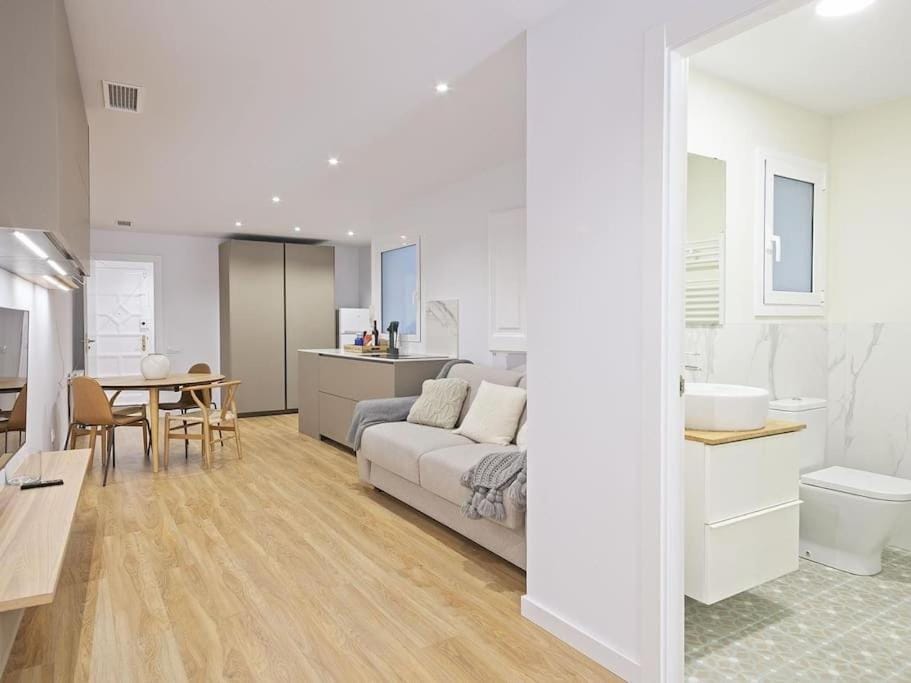 Toilet, Bathroom, Living room, Seating area, Dining area, towels