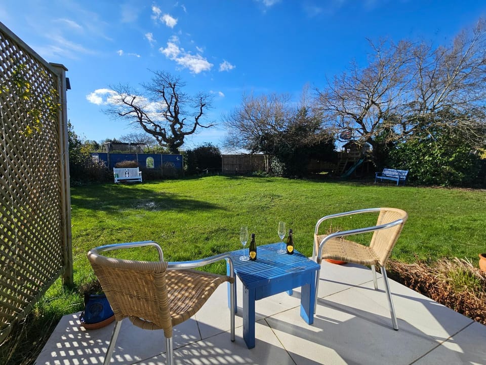 Nautical themed Guest House with patio and treehouse Bed and Breakfast in Lymington