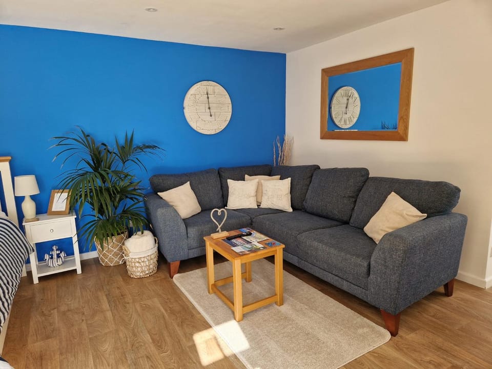 Nautical themed Guest House with patio and treehouse Bed and Breakfast in Lymington