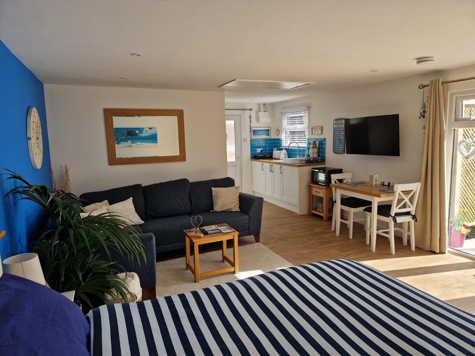 Nautical themed Guest House with patio and treehouse Bed and Breakfast in Lymington