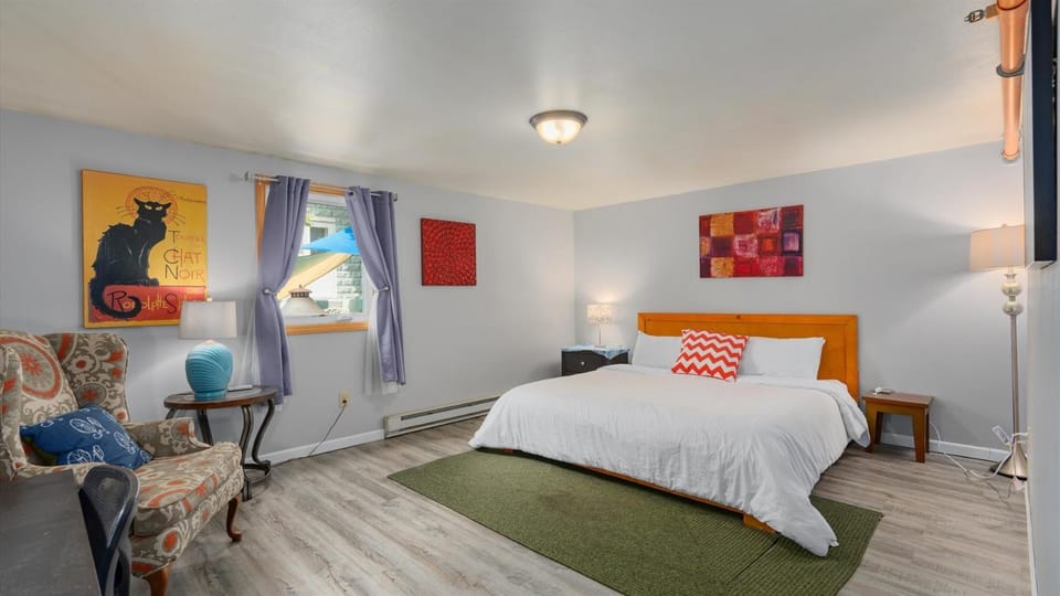 Bed, Seating area, Bedroom