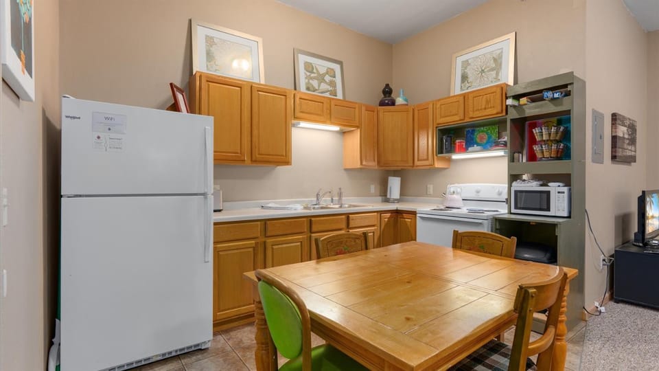 Kitchen or kitchenette, Dining area, oven, stove, toaster