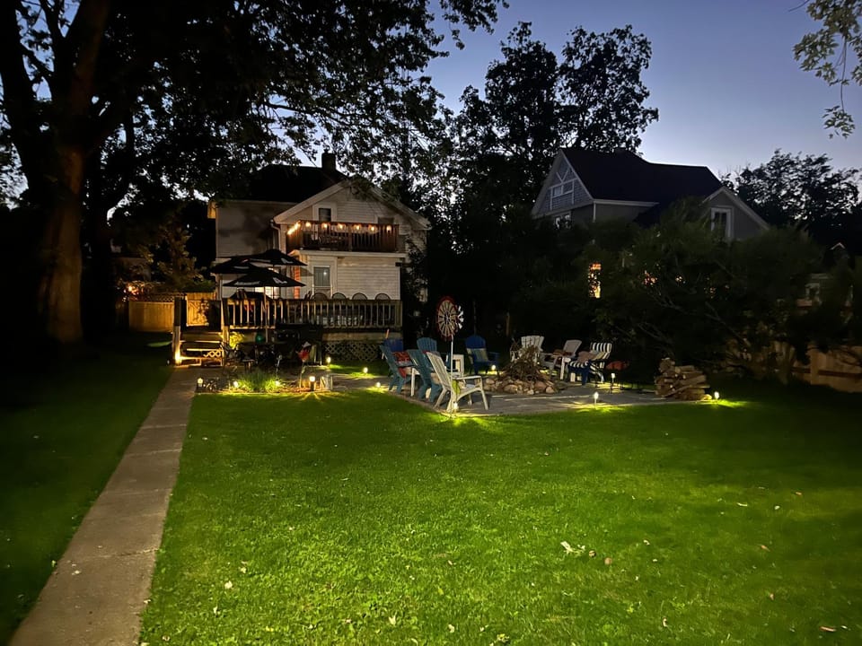 515Escape - Near downtown, private backyard, firepit, bbq, fun! House in Lake Geneva