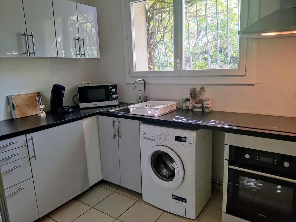 Coffee/tea facilities, Kitchen or kitchenette, dishwasher, oven, stove, toaster, washing machine