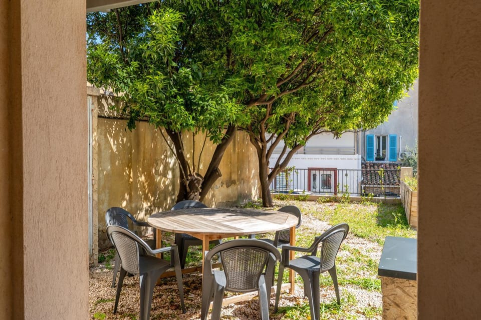 Property building, Patio, Spring, Day, Garden, Dining area, Garden view