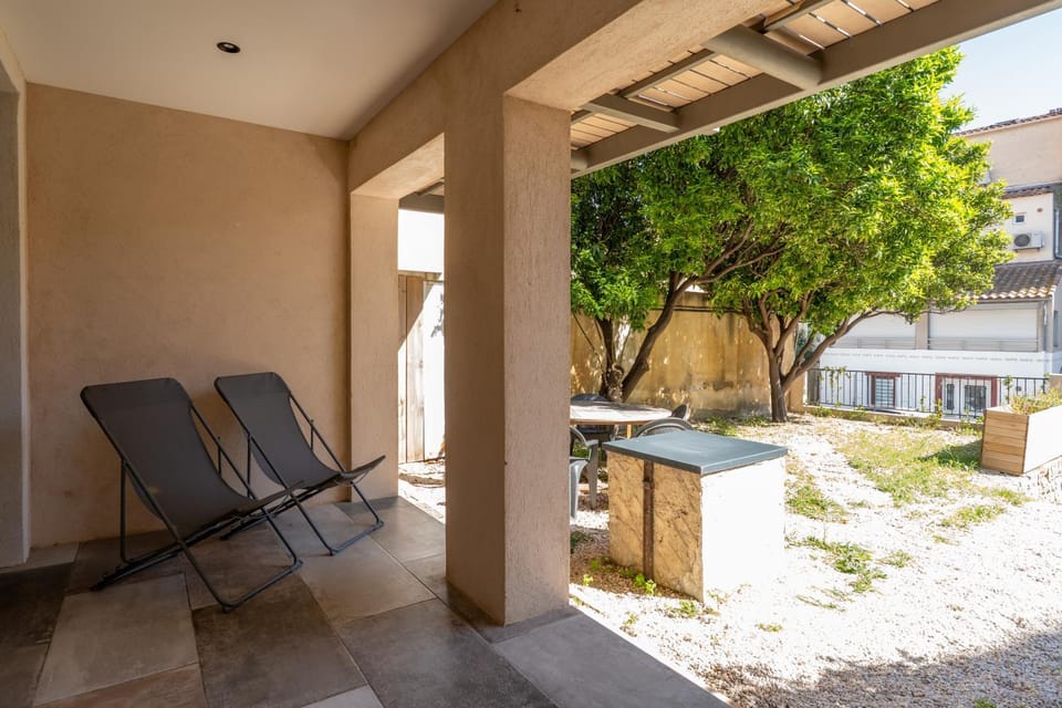 Patio, Spring, Day, Garden, Living room, Seating area, Dining area, Garden view
