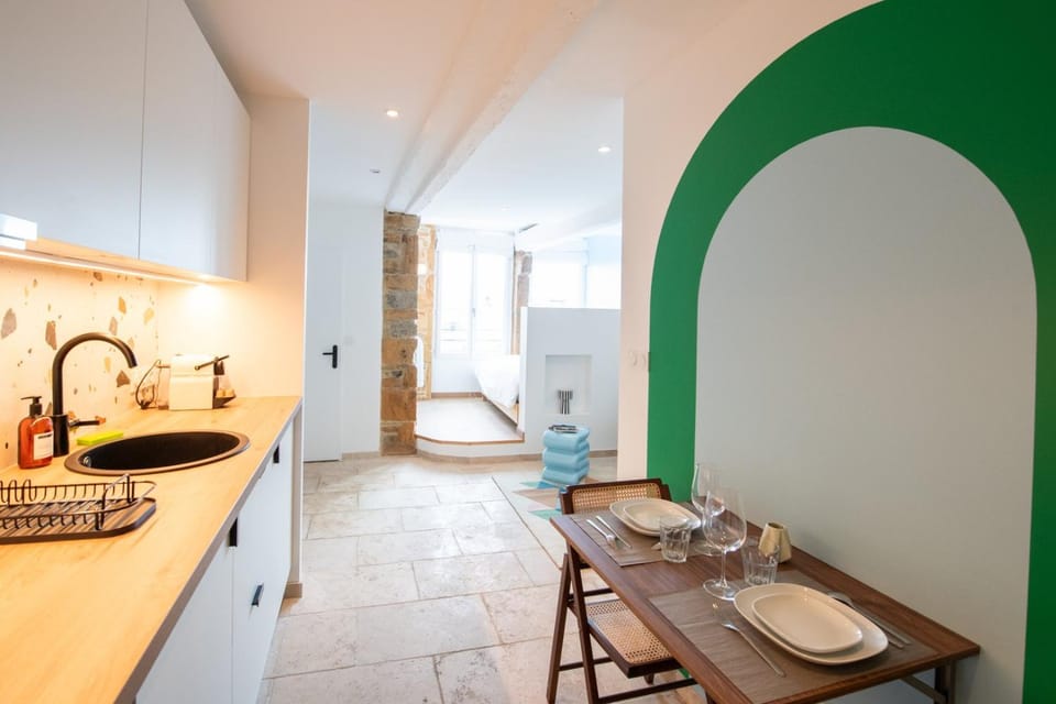 Kitchen or kitchenette, Dining area, stove