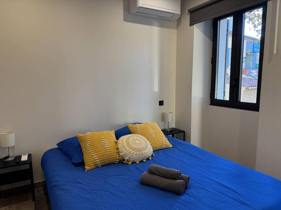 Bed, Photo of the whole room, Bedroom, air conditioner
