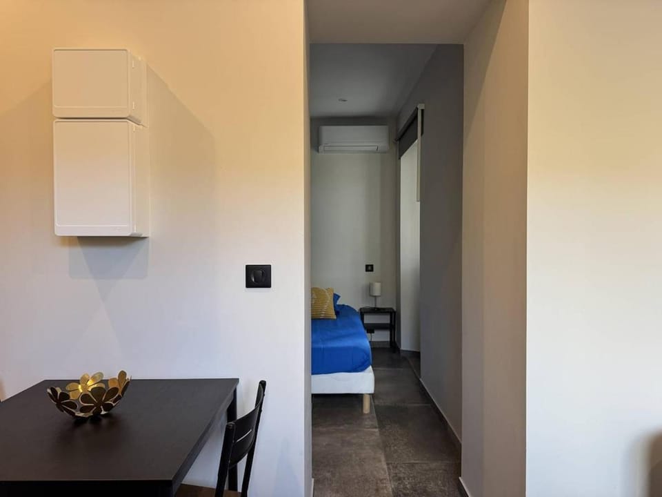 Bed, Living room, Photo of the whole room, Seating area, Dining area, Bedroom
