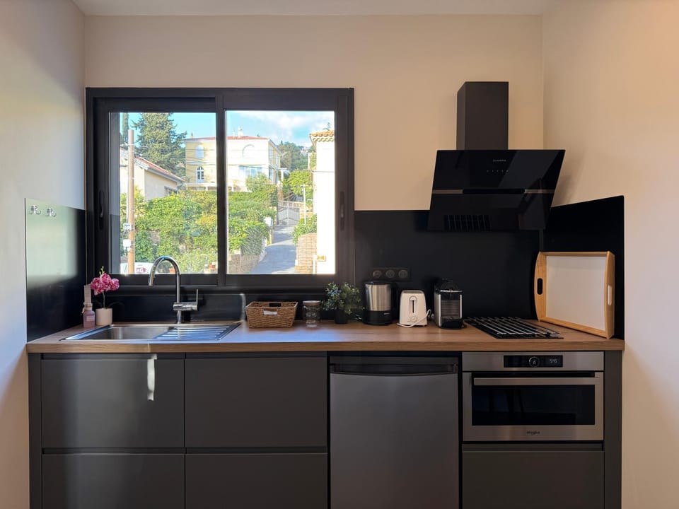 Coffee/tea facilities, Kitchen or kitchenette, oven, stove, toaster
