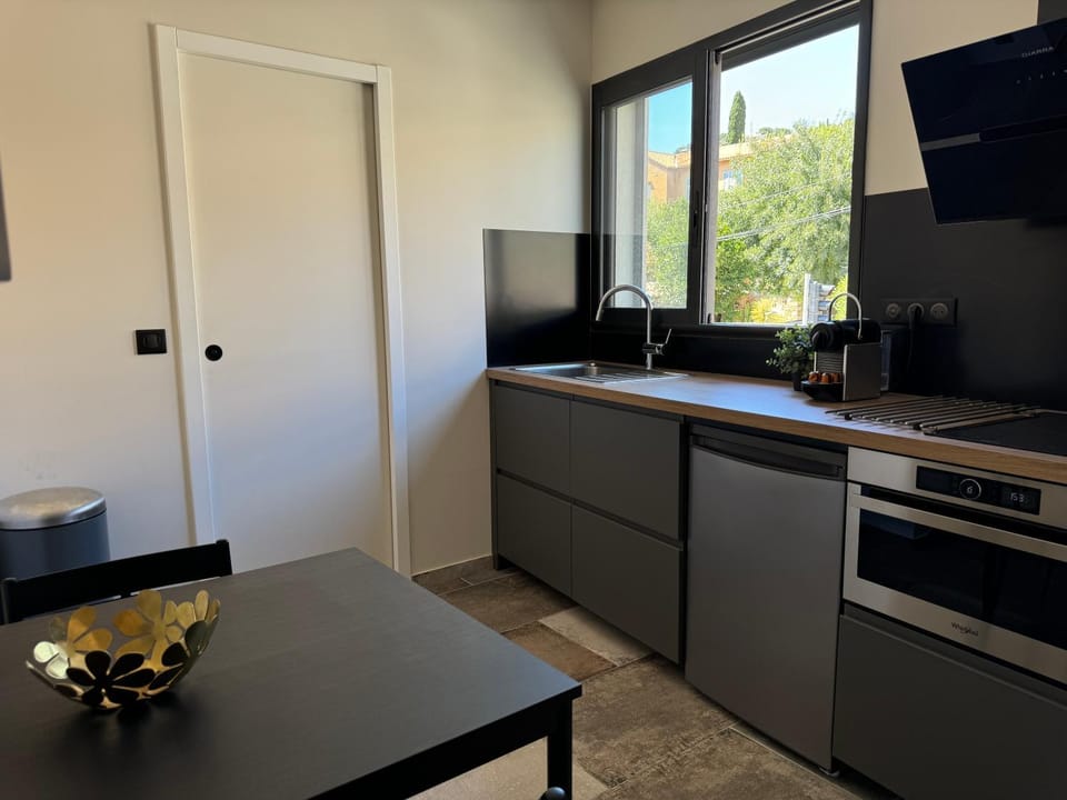 TV and multimedia, Kitchen or kitchenette, Dining area, dishwasher, oven, stove
