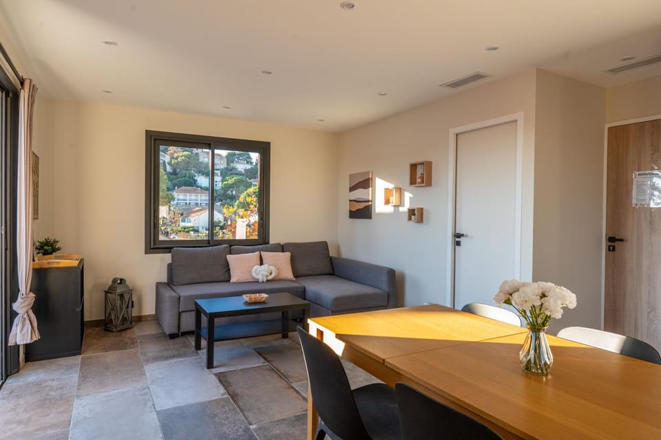 Living room, Seating area, Dining area