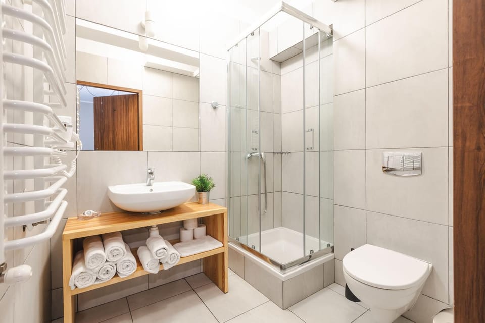 Shower, Toilet, Bathroom, Decorative detail, towels
