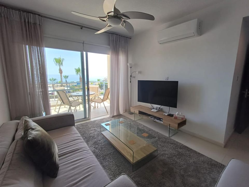 TV and multimedia, Living room, Photo of the whole room, Seating area, air conditioner