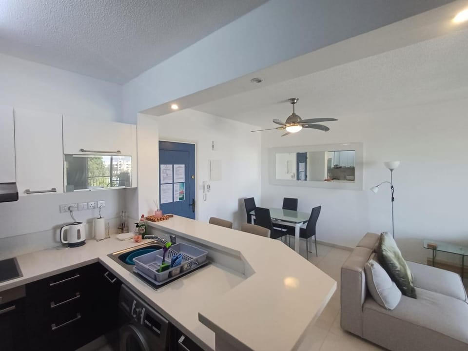 Kitchen or kitchenette, Living room, Seating area, Dining area, stove