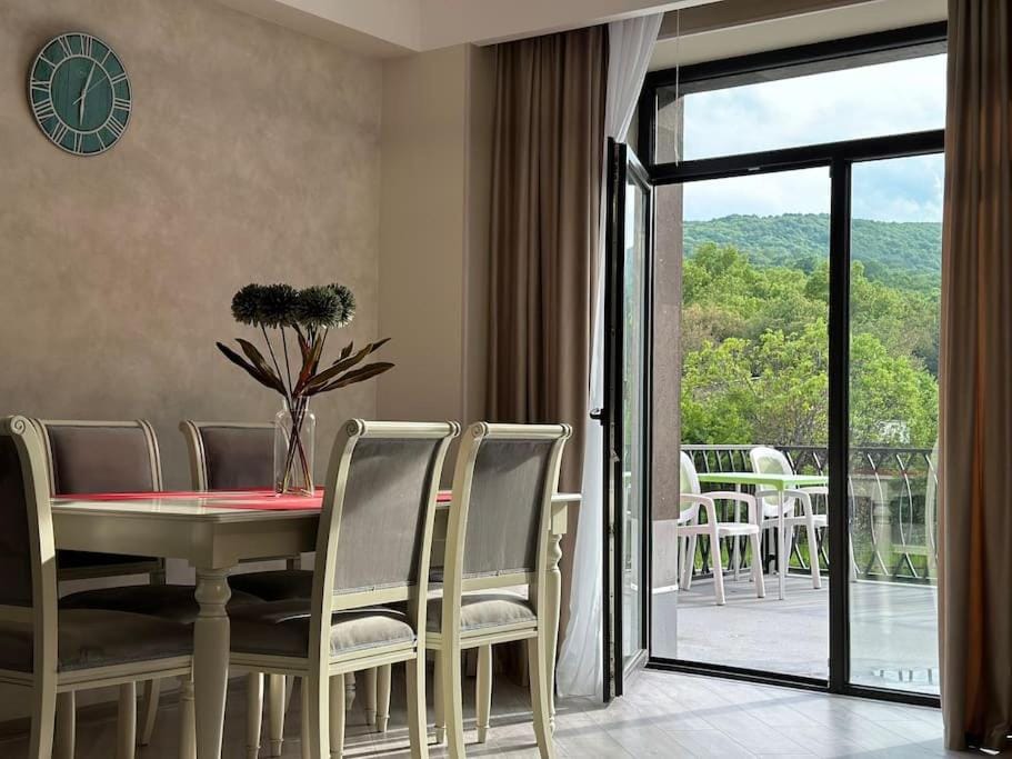 Balcony/Terrace, Seating area, Dining area, Mountain view