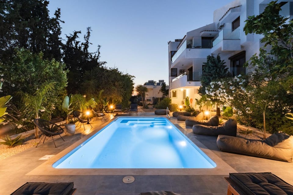 Property building, Garden, Garden view, Pool view, Swimming pool, sunbed