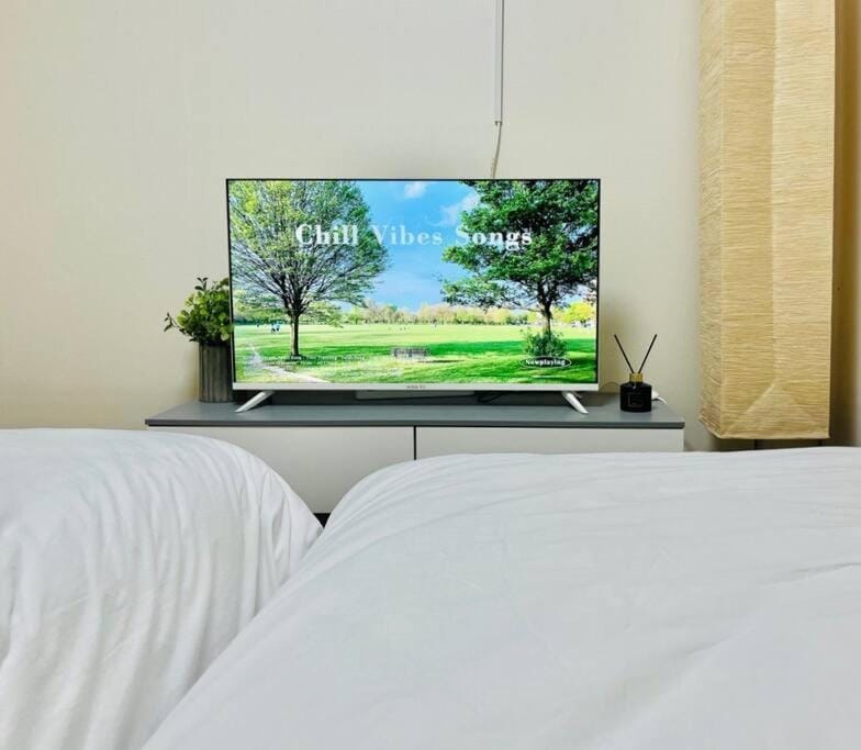 Bed, TV and multimedia, Bedroom